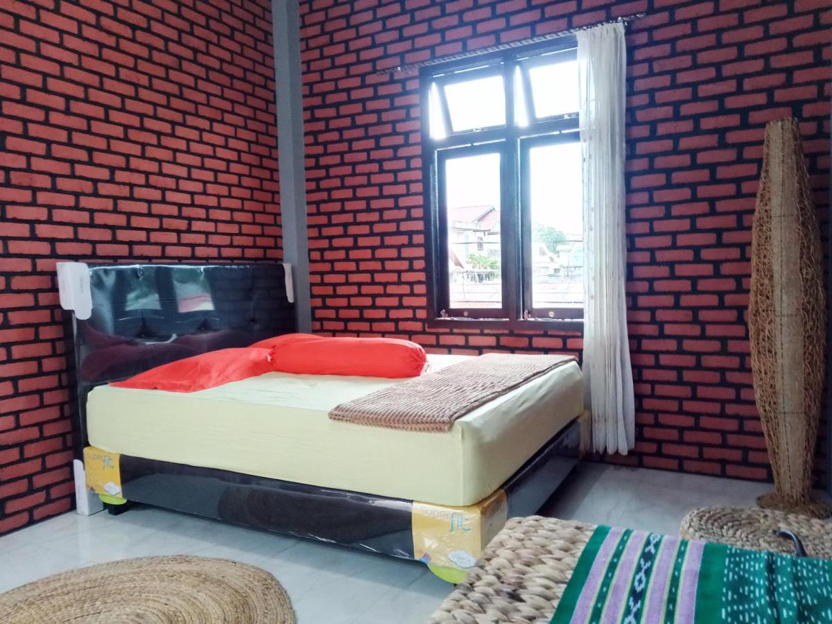 Kurnia Homestay Ternate Esterno foto